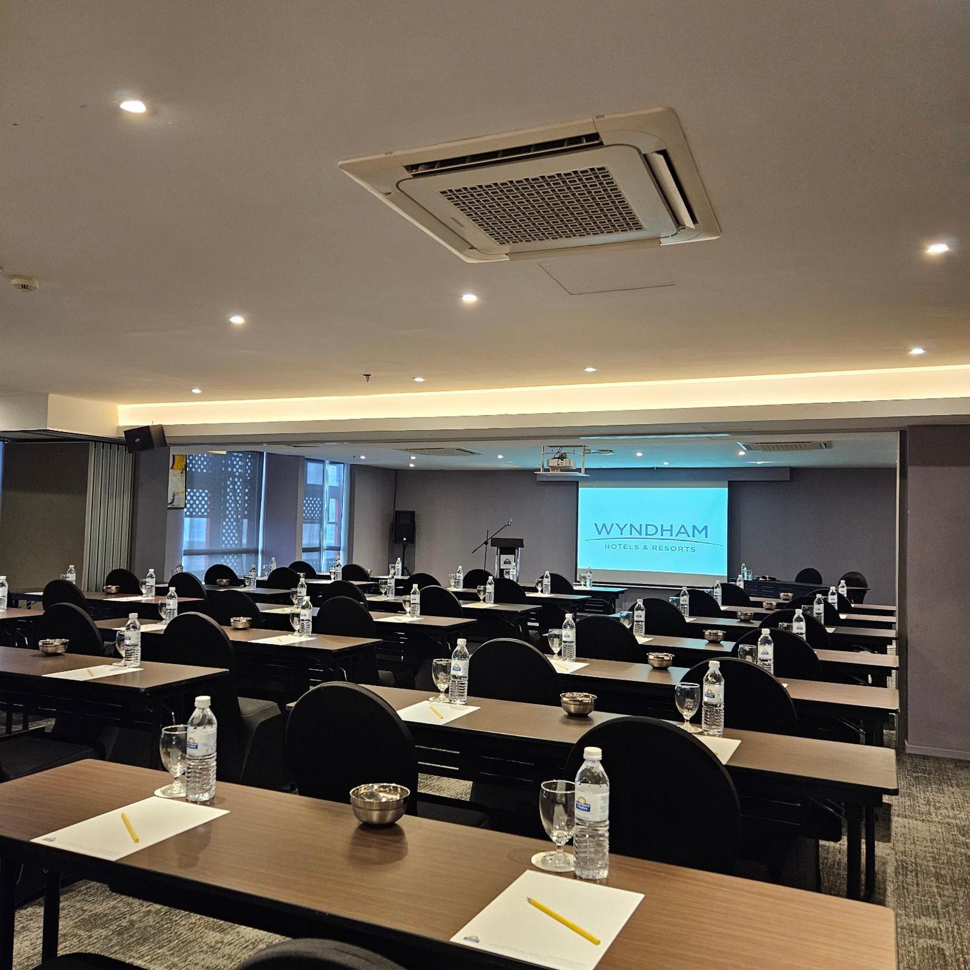Days Hotel & Suites By Wyndham Kl - Chan Sow Lin Mrt Or Lrt Kuala Lumpur Exteriér fotografie